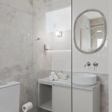 Themelio Living 2-bed Centre *