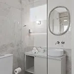 Themelio Living 2-bed Centre *