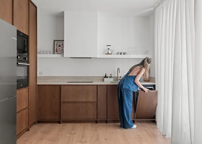 Themelio Living 2-bed Centre *